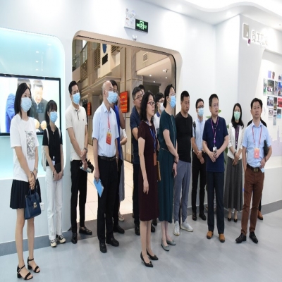 南山区人大常委会副主任、区总工会主席路玉萍率队莅临多多28开展集成电路产业调研